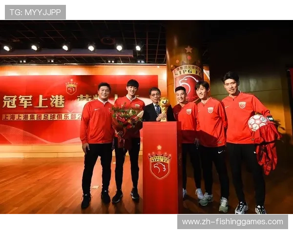 海港完成中超三连冠，徐根宝亲临现场寄语俱乐部多出人才