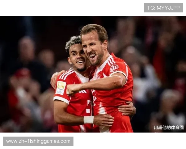 路易斯-迪亚斯摊手表达不满，拜仁前场配合现小插曲